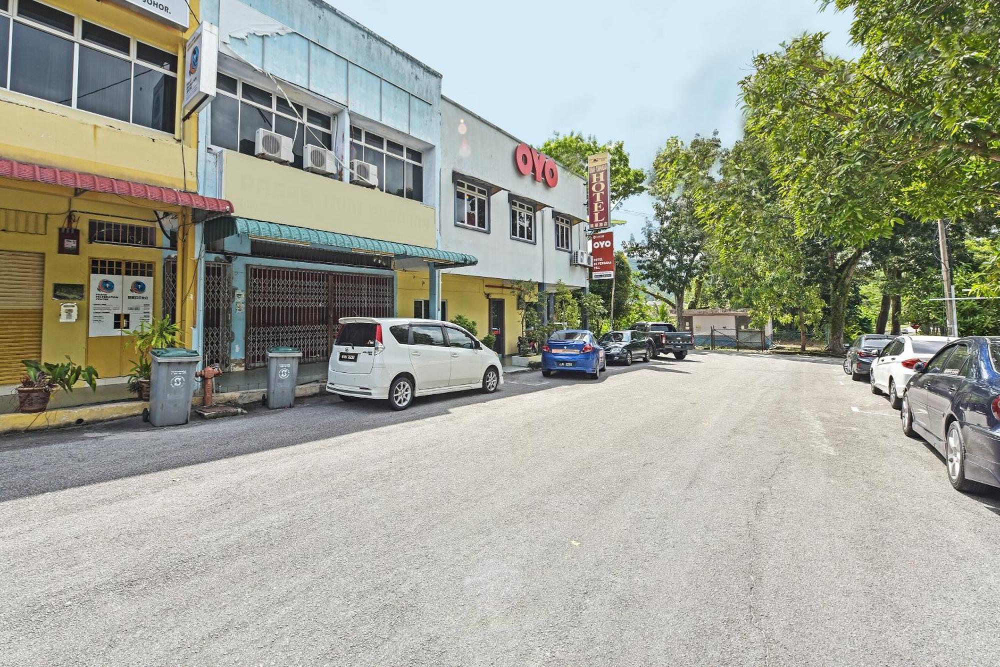 Oyo44036佩尔达纳酒店 峇株巴辖 外观 照片
