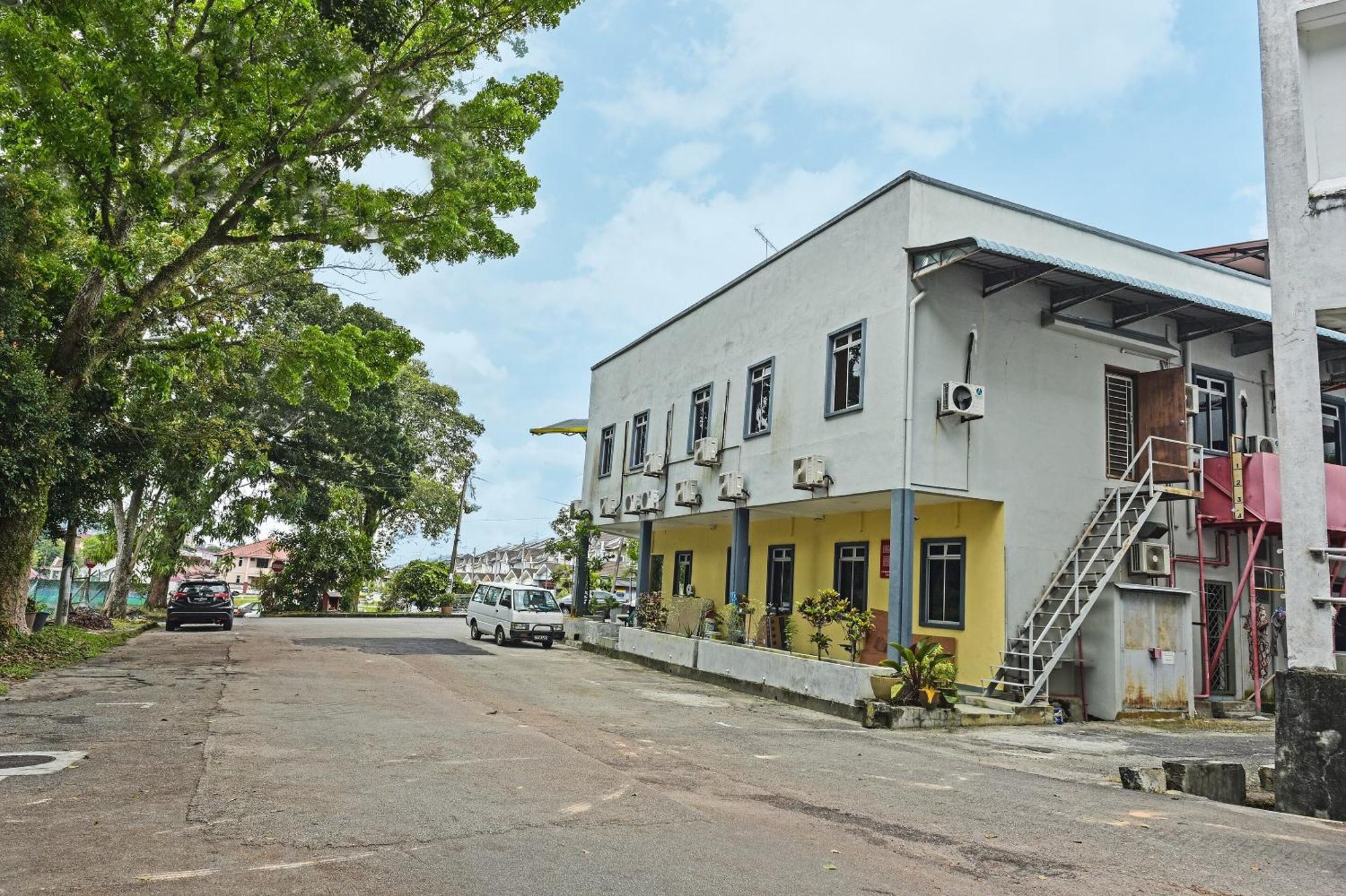 Oyo44036佩尔达纳酒店 峇株巴辖 外观 照片
